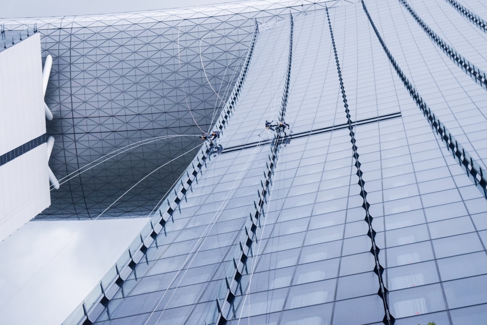 Photographie en contre-plongée de la construction de fenêtres en verre pendant la journée