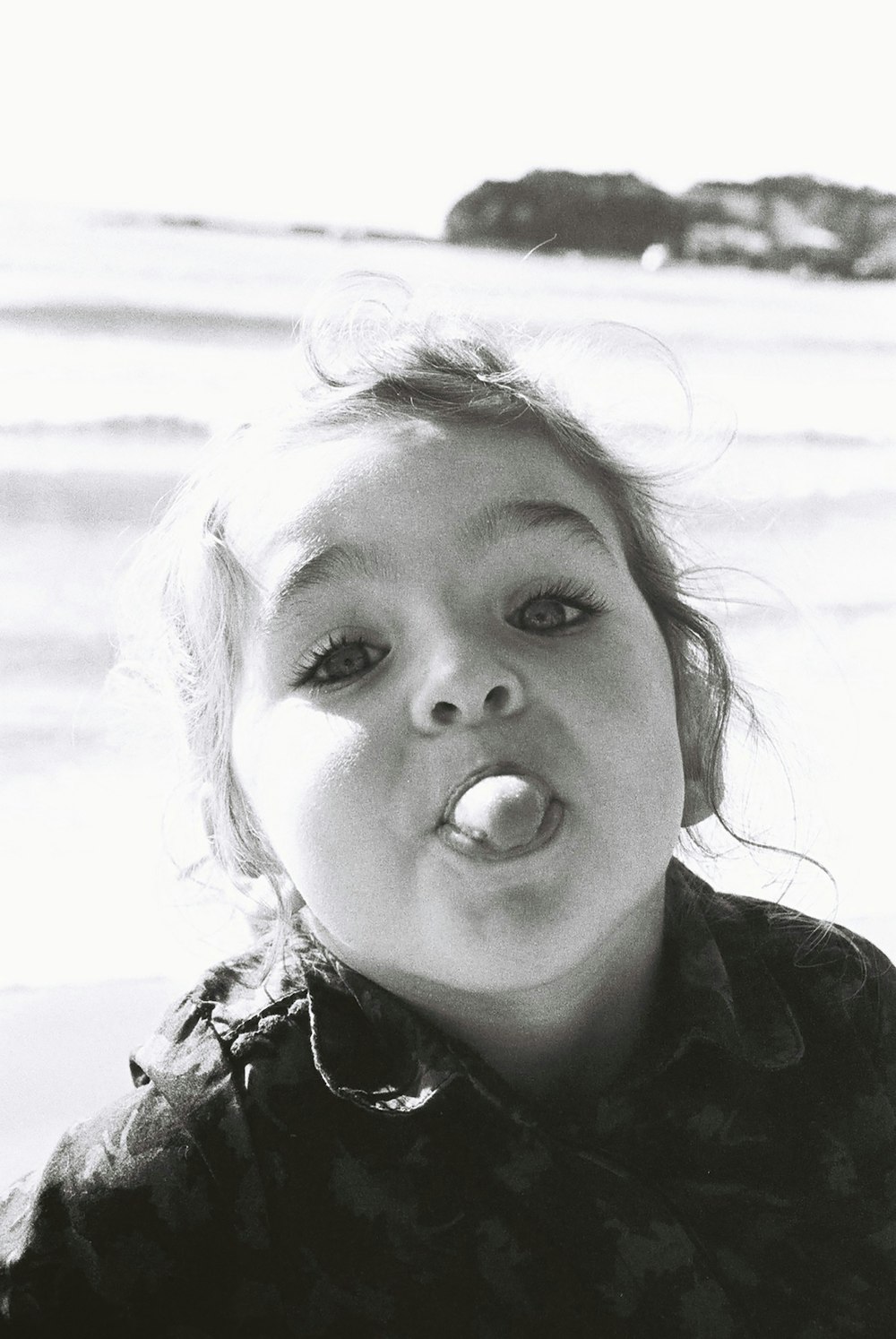 Photographie en niveaux de gris d’une fille