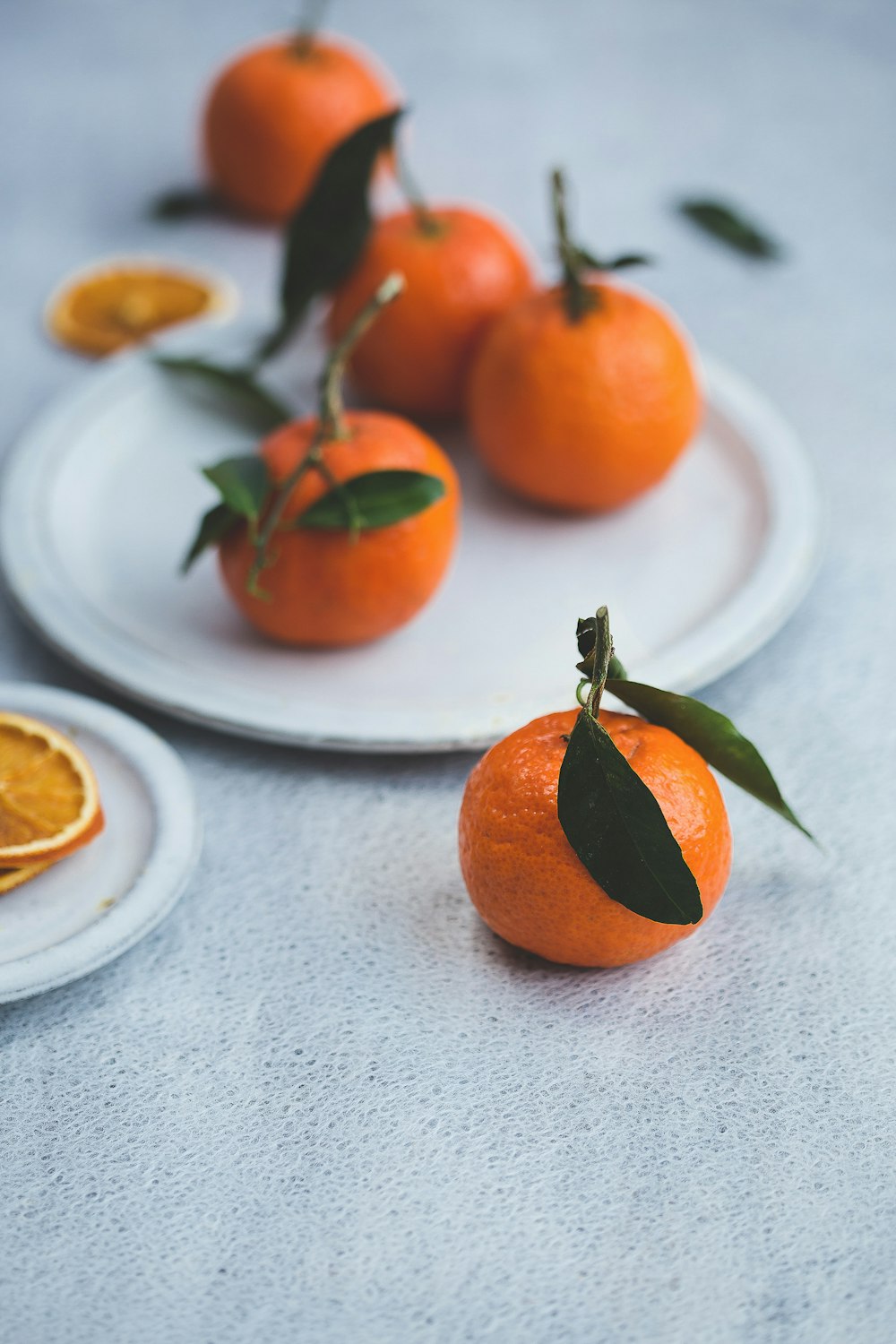 白い皿にオレンジ色の果物