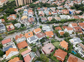 Viviendas asequibles en una nueva urbanización de Apodaca, con familias disfrutando de su nuevo espa