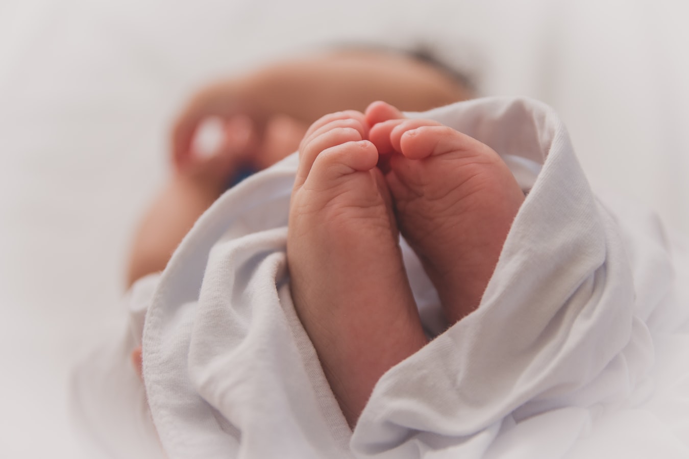 Baby in zachte witte deken - het eerste babyjaar