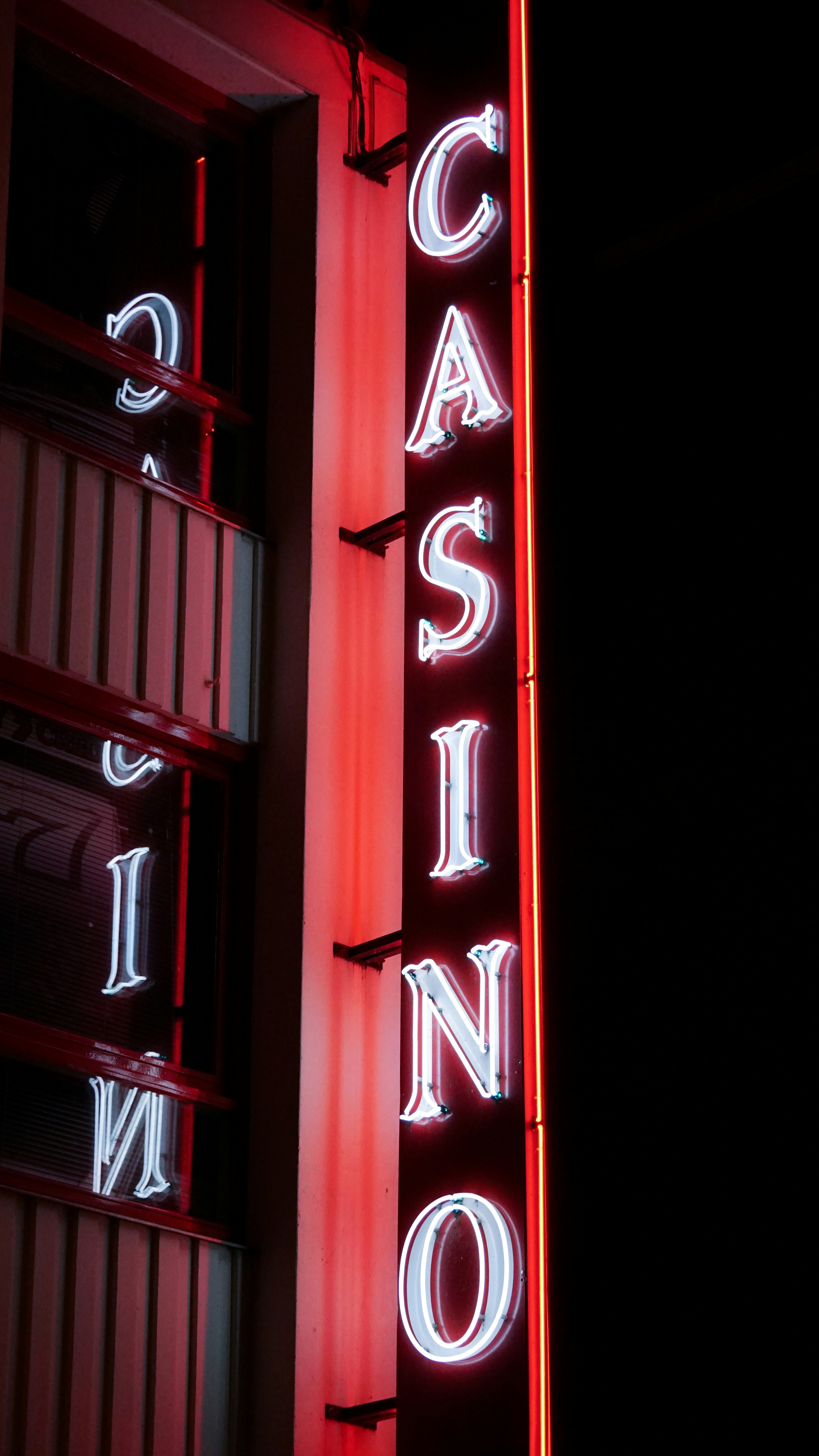 photo-1511965897574-f6fc86cf3474?ixid=M3wxMjA3fDB8MXxzZWFyY2h8MjB8fHN0YWtlcyUyMGNhc2lub3xlbnwwfHx8fDE3MTI1NzI4NjV8MA\u0026ixlib=rb-4.0.3