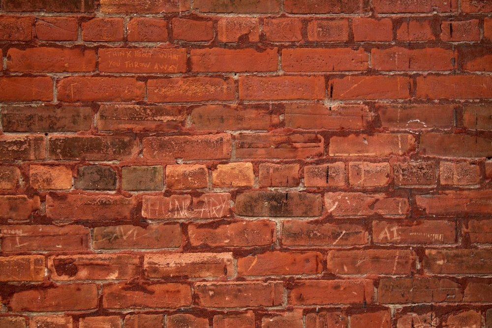 Mur de briques en pierre rouge