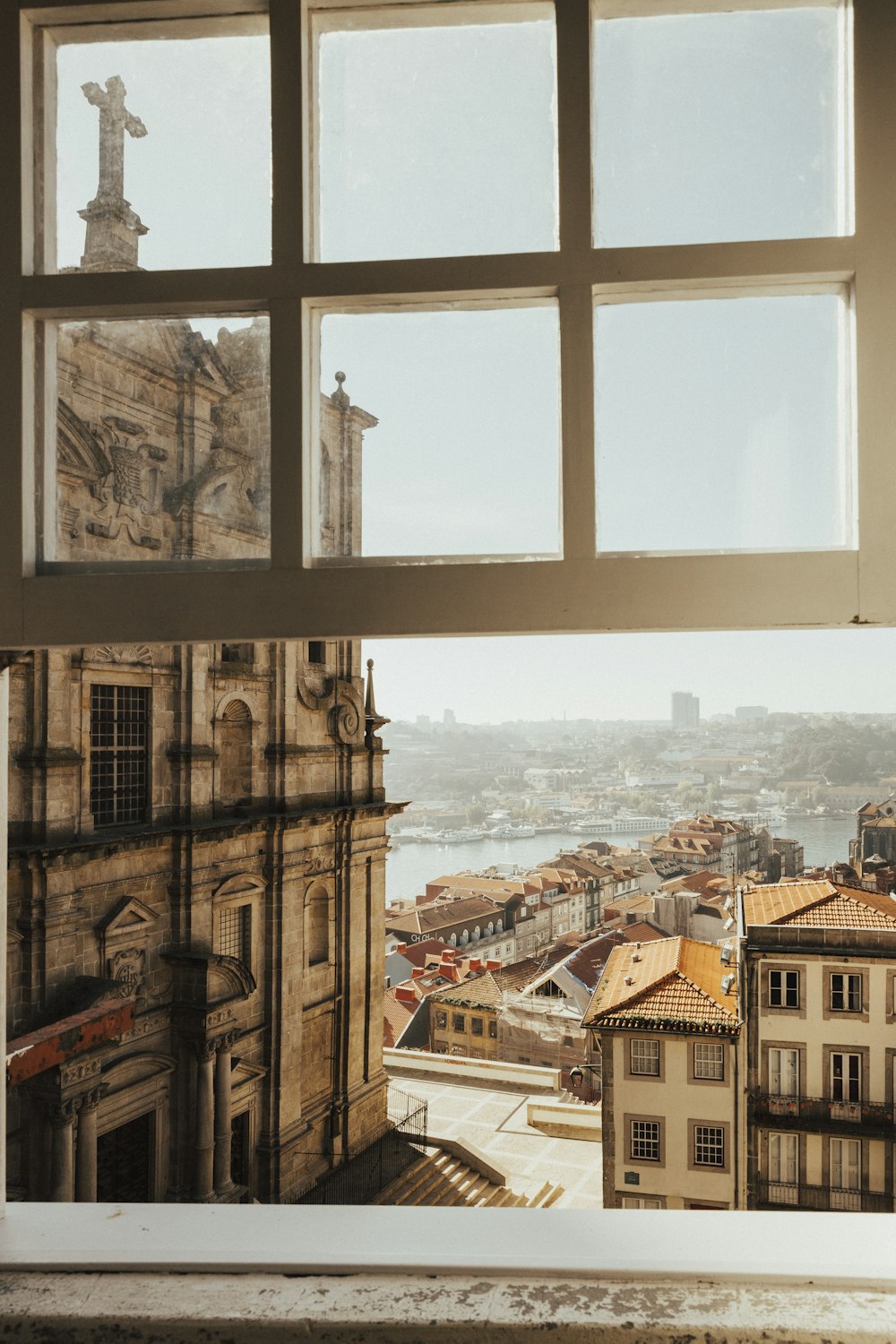 ventana de vidrio con marco de madera blanca abierta