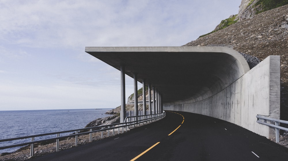 Tunnel routier blanc au bord de la mer