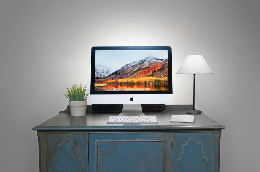 silberner iMac und Apple Magic Keyboard auf dem Tisch