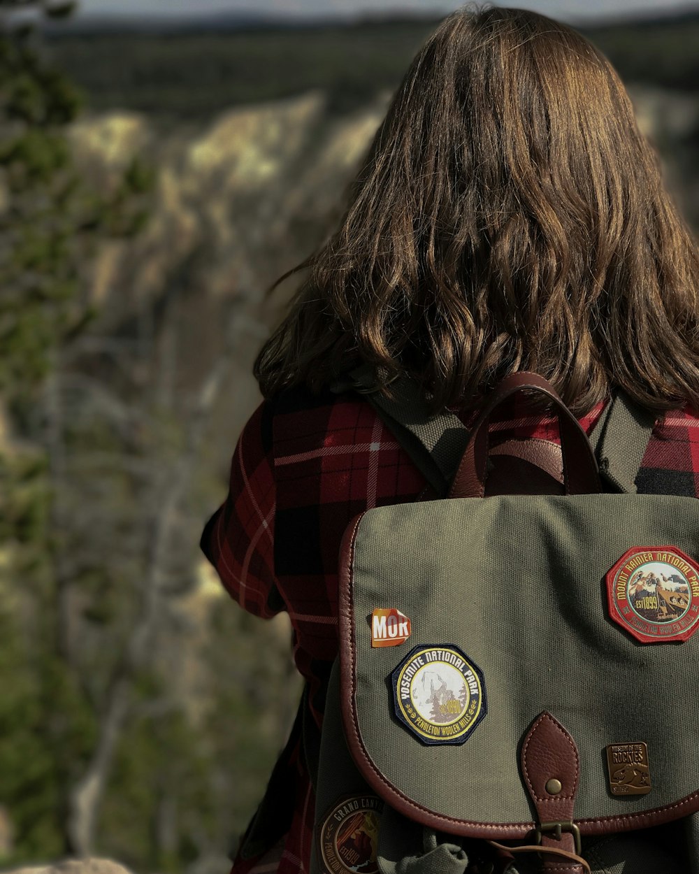 femme portant un sac à dos gris photographie de mise au point sélective