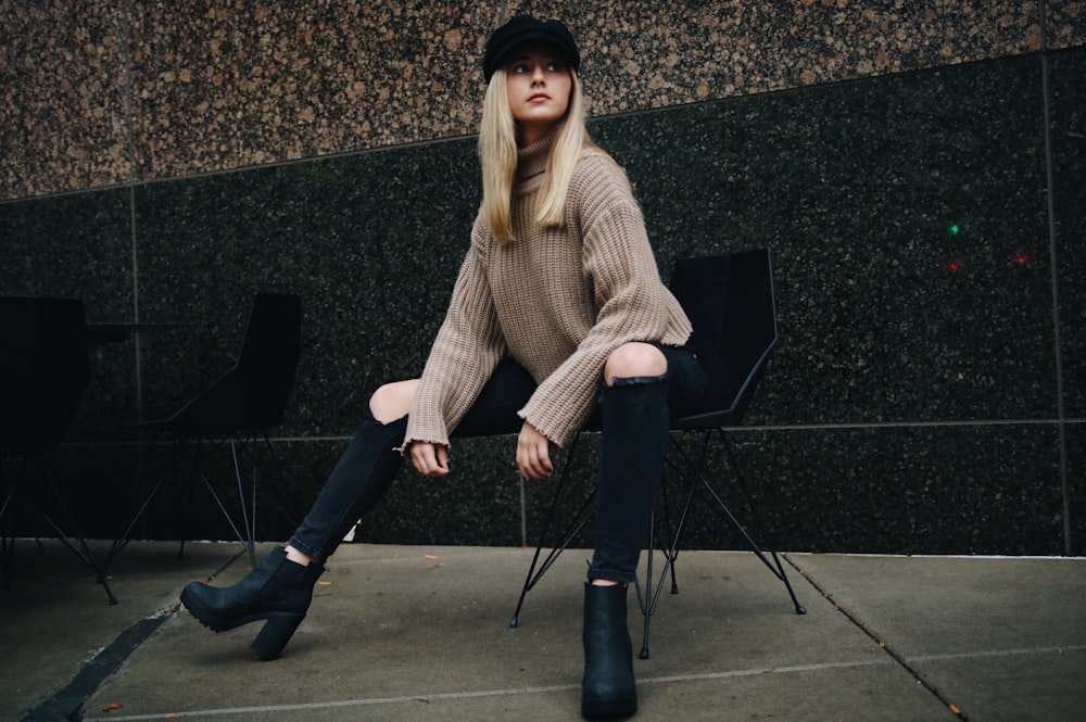 femme assise sur une chaise noire