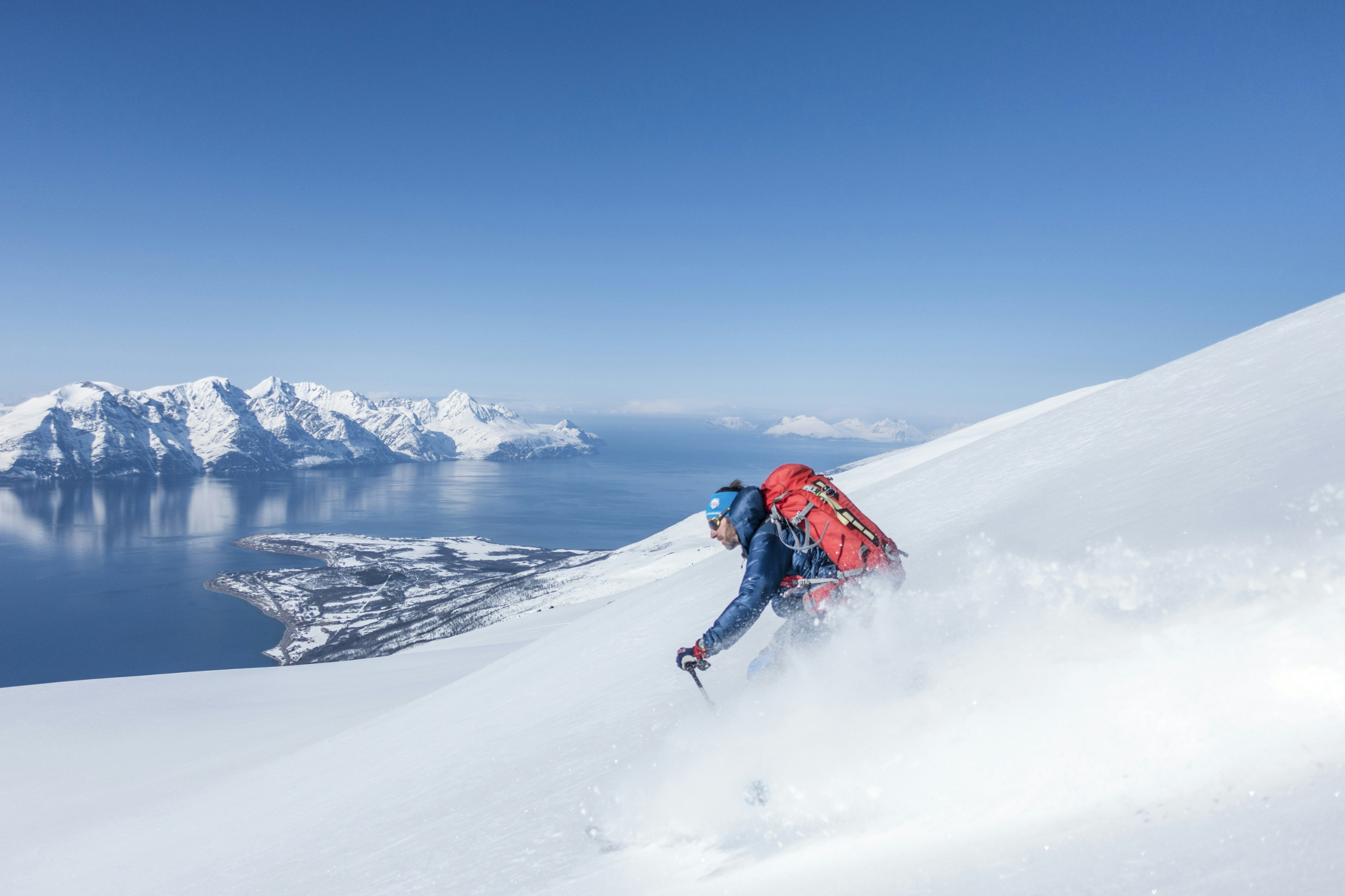 man snow boarding on the mountain, Spring in and around the Lyngen Peninsula is magic: Gorgeous sunny days combined with the last powder of the season in combination with gorgeous snow makes for an unforgettable skiing trip.