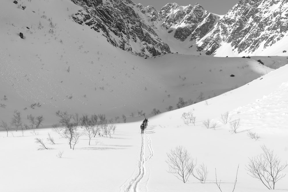 Enfoque selectivo de la persona que camina en la nieve