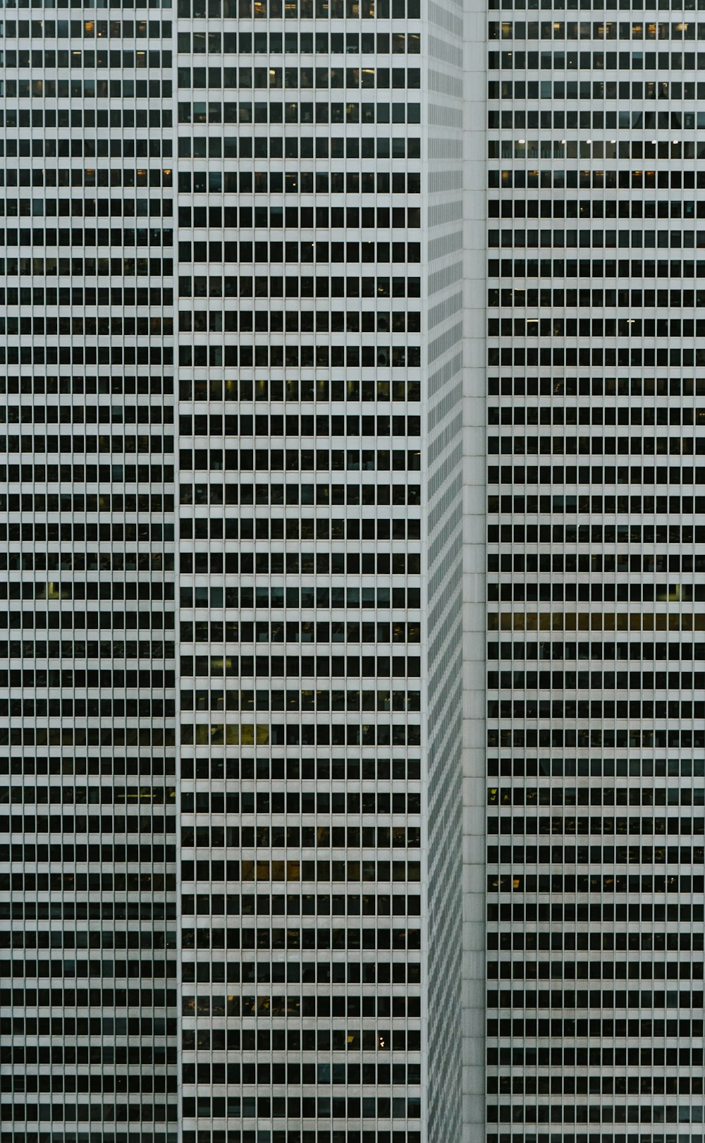 edificio de hormigón gris