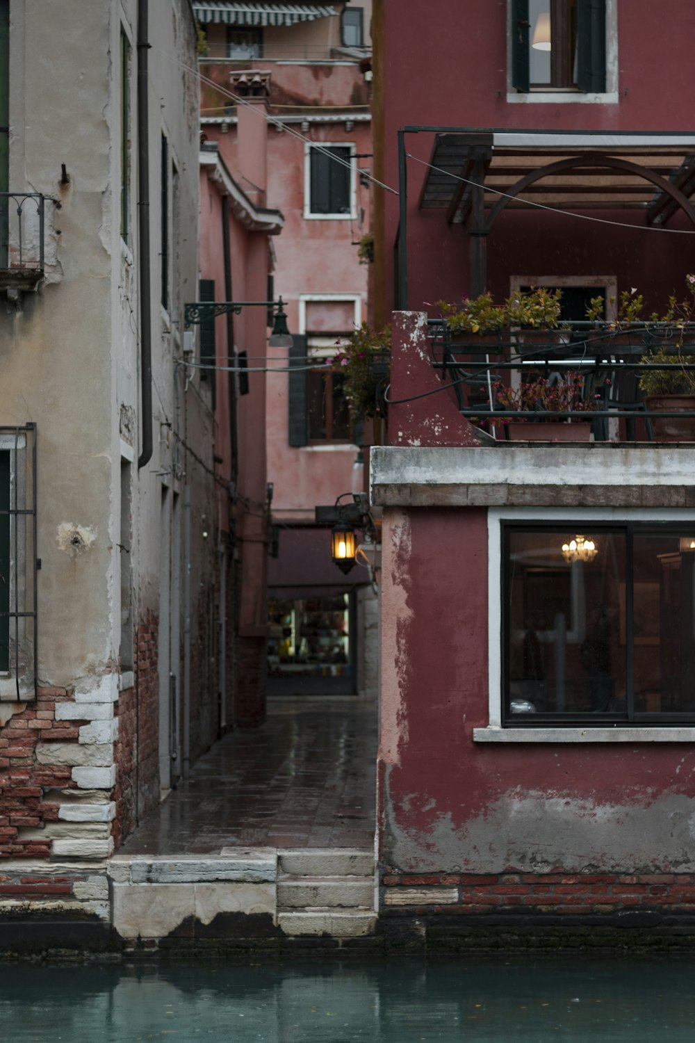 narrow pathway between buildings