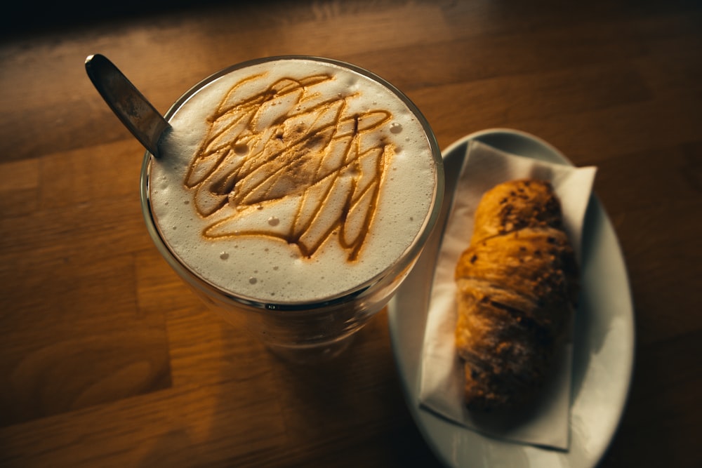 Kaffee neben gebackenem Brot auf Tischplatte