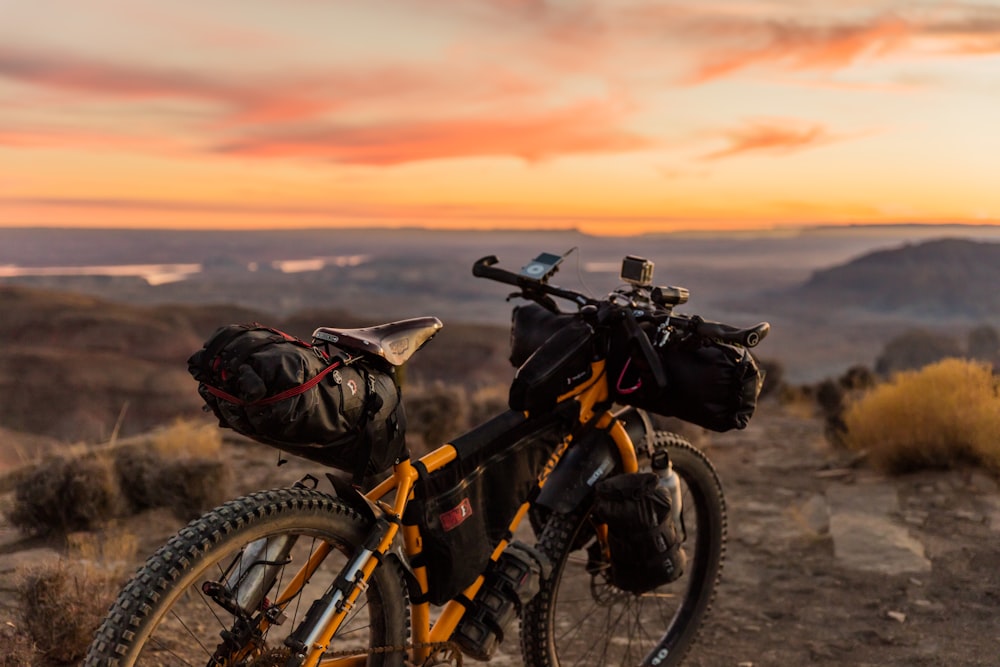 언덕에 주황색과 검은 색 오프로드 자전거