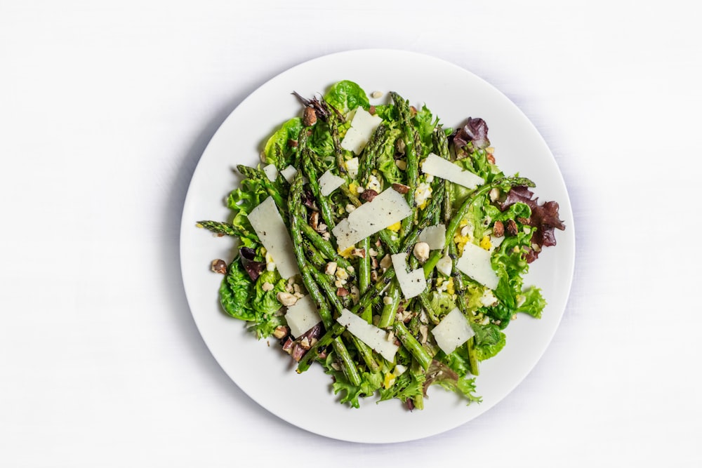 Verduras en plato de cerámica