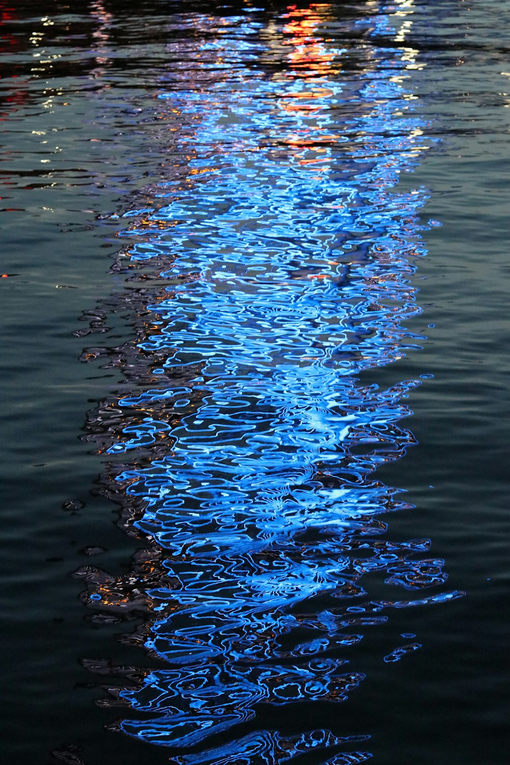 reflexos de luz azul e amarelo