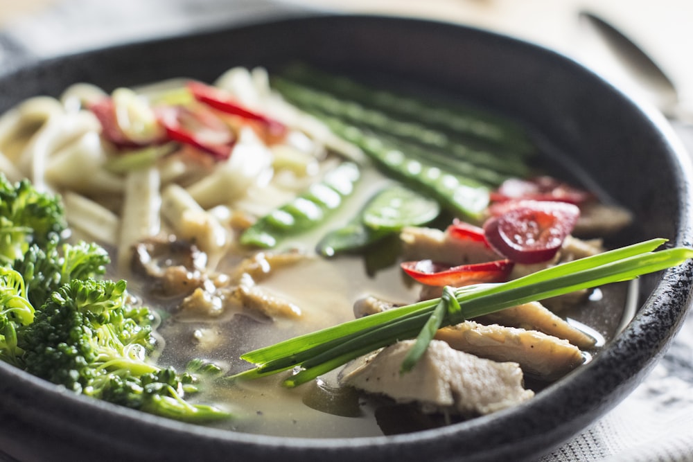 Sopa de verduras con frijoles y hierba de limón