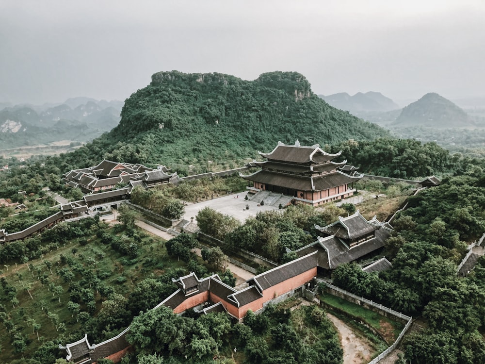 Vue aérienne d’un temple brun près d’une montagne