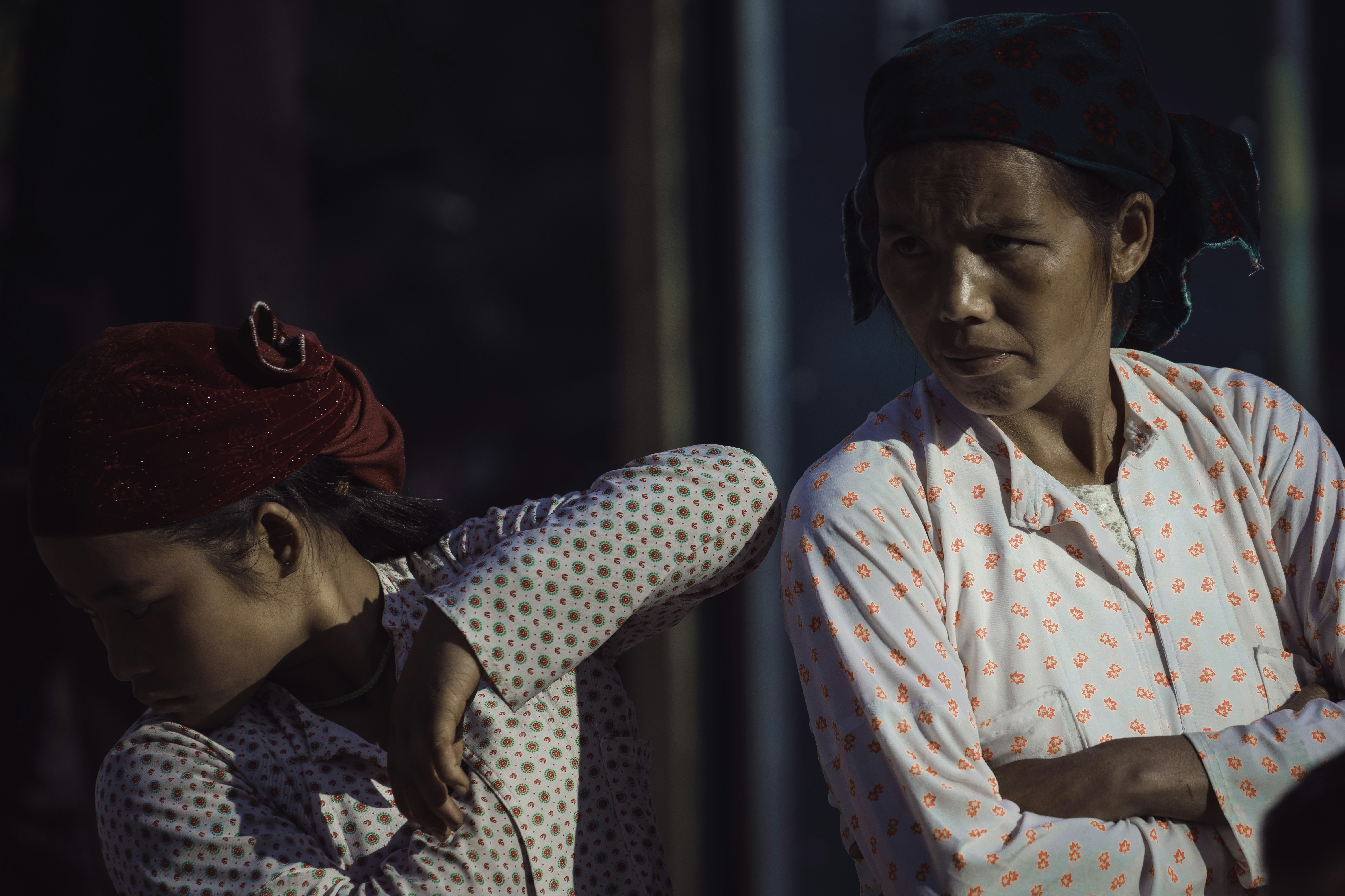 standing girl and woman, pendidikan anak oleh orang tua, cara mengatasi anak yang puber, mendidik remaja perempuan, mendidik remaja laki-laki, 