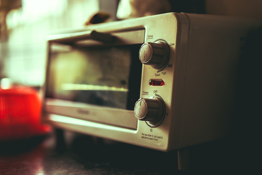Fotografia di messa a fuoco selettiva del forno tostapane bianco