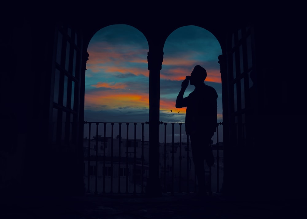 Silhouette eines Mannes, der auf der Terrasse steht