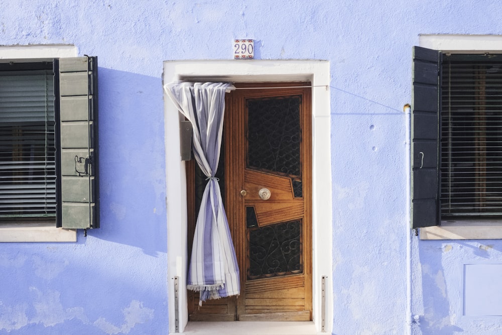 cortina perto da porta de madeira marrom