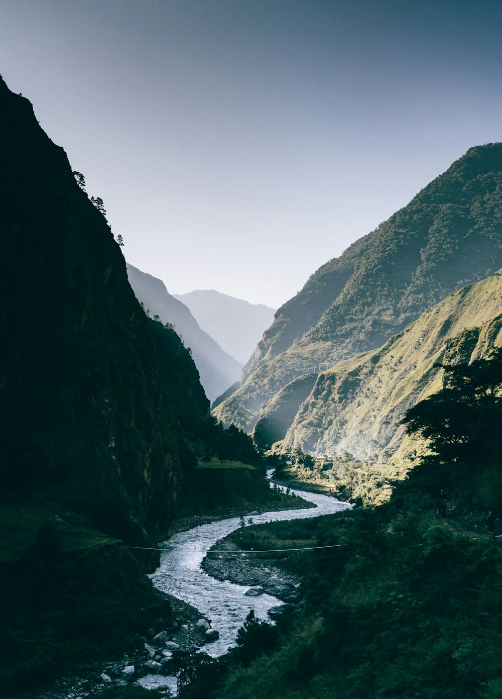 rio entre a montanha durante o dia