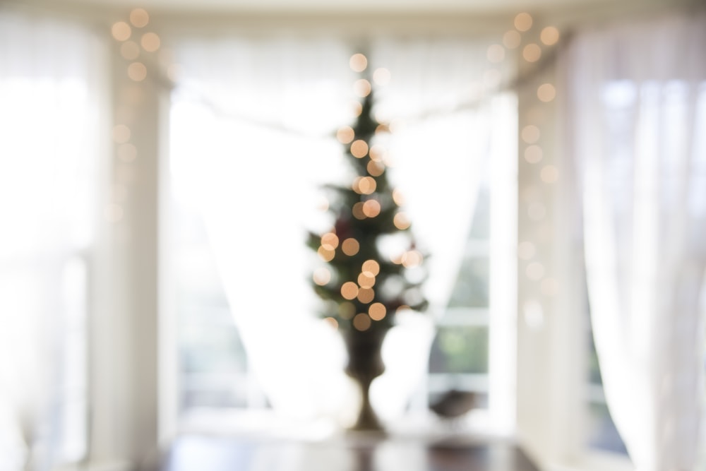 Ein kleiner Weihnachtsbaum steht in einem Zimmer