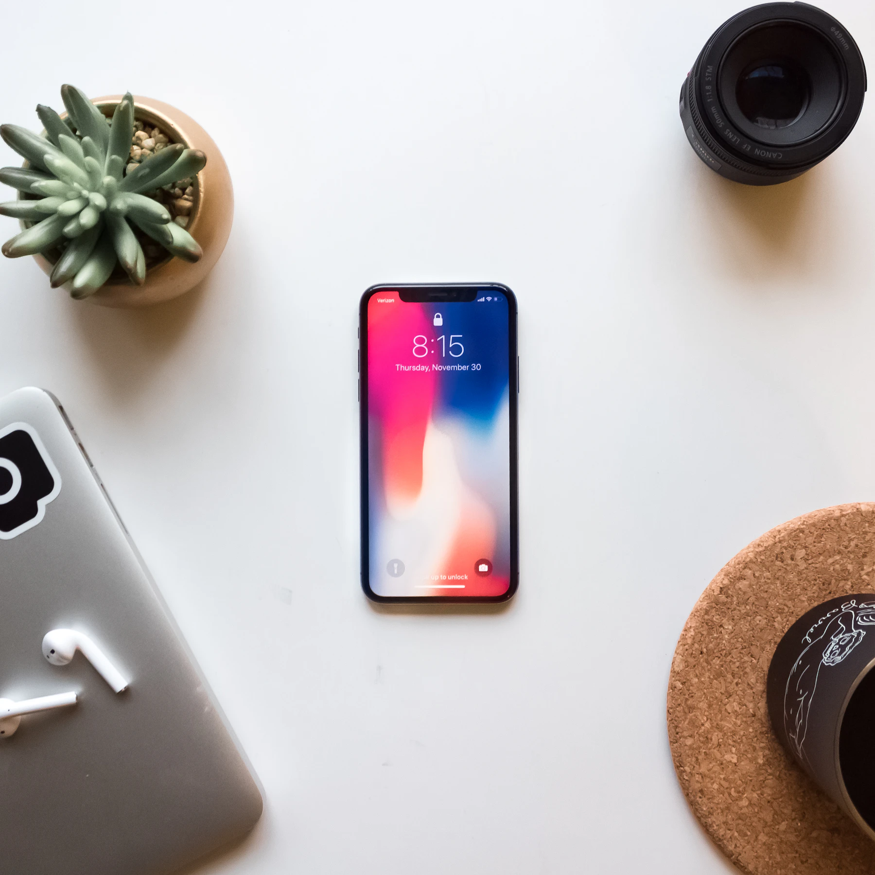 Smartphone posé sur une table avec son écran allumé