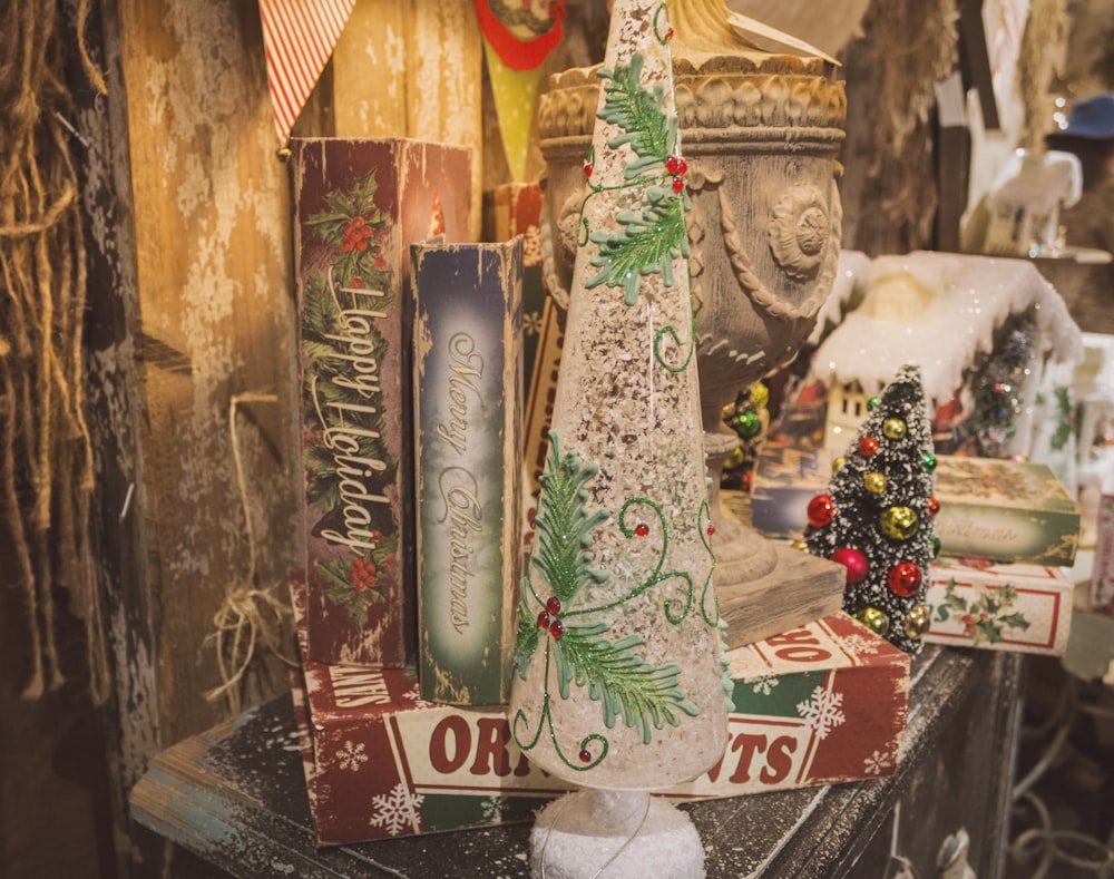 Albero di Natale bianco e verde su tavolo marrone