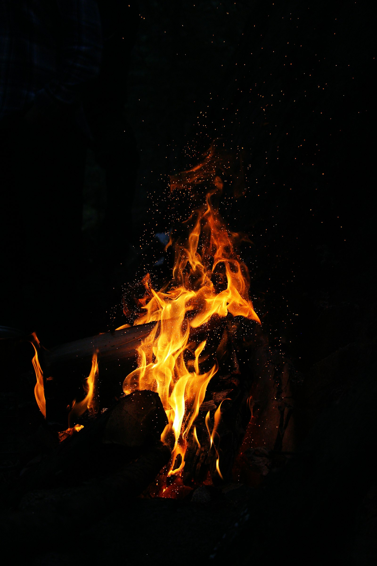 Canon EOS 650D (EOS Rebel T4i / EOS Kiss X6i) + Canon EF-S 18-135mm F3.5-5.6 IS STM sample photo. Bonfire photography