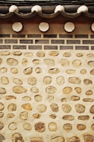a close up of a wall with a bunch of rocks on it