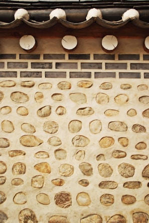a close up of a wall with a bunch of rocks on it