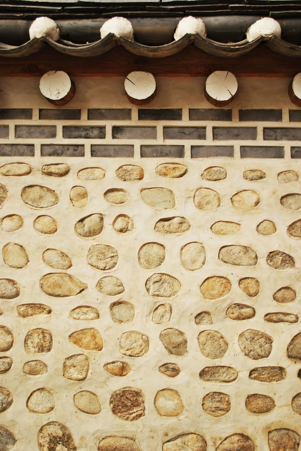 Un primer plano de una pared con un montón de rocas en ella