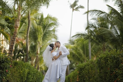 bridge and groom kissing