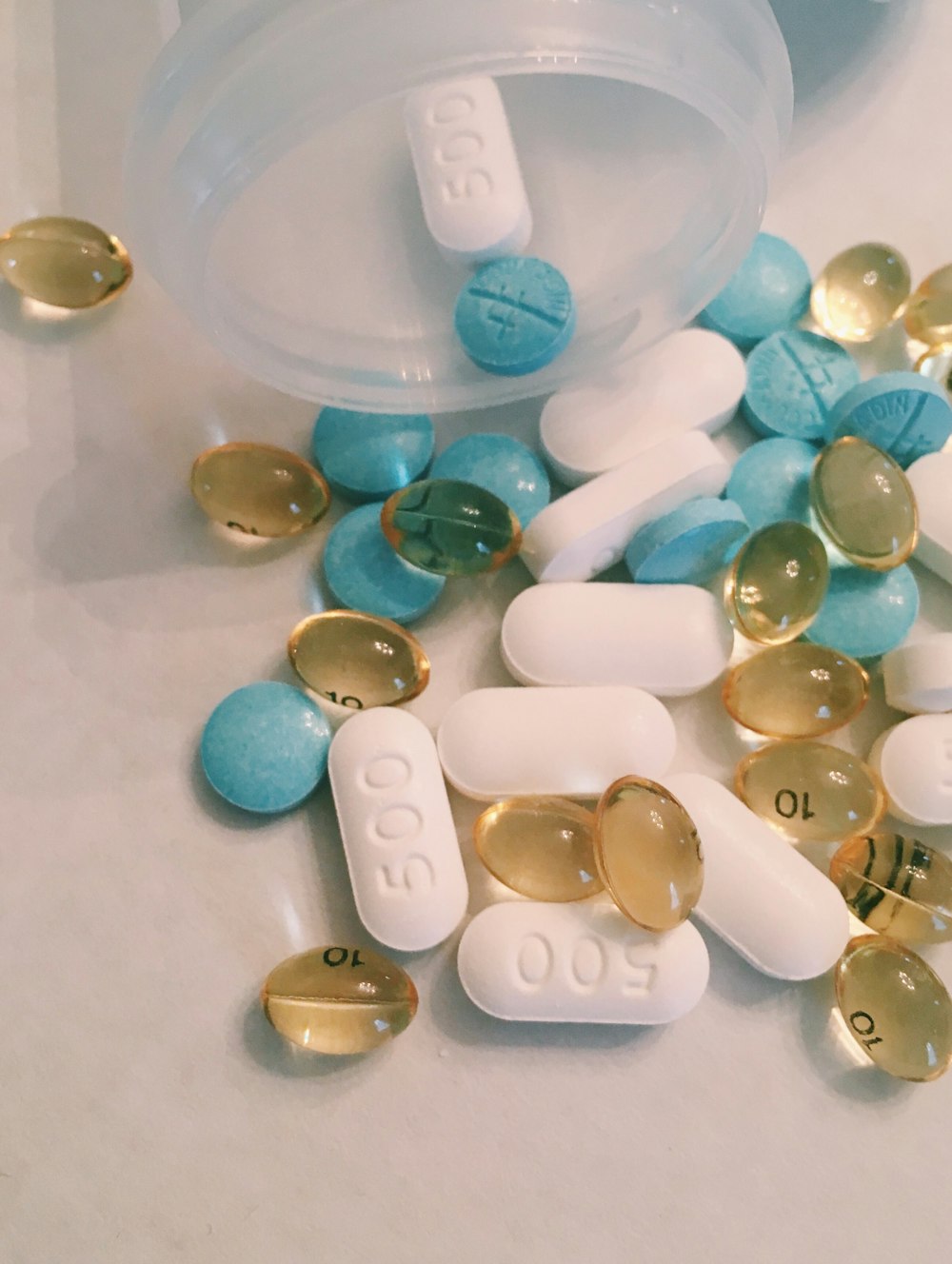 píldoras de medicamentos de colores variados
