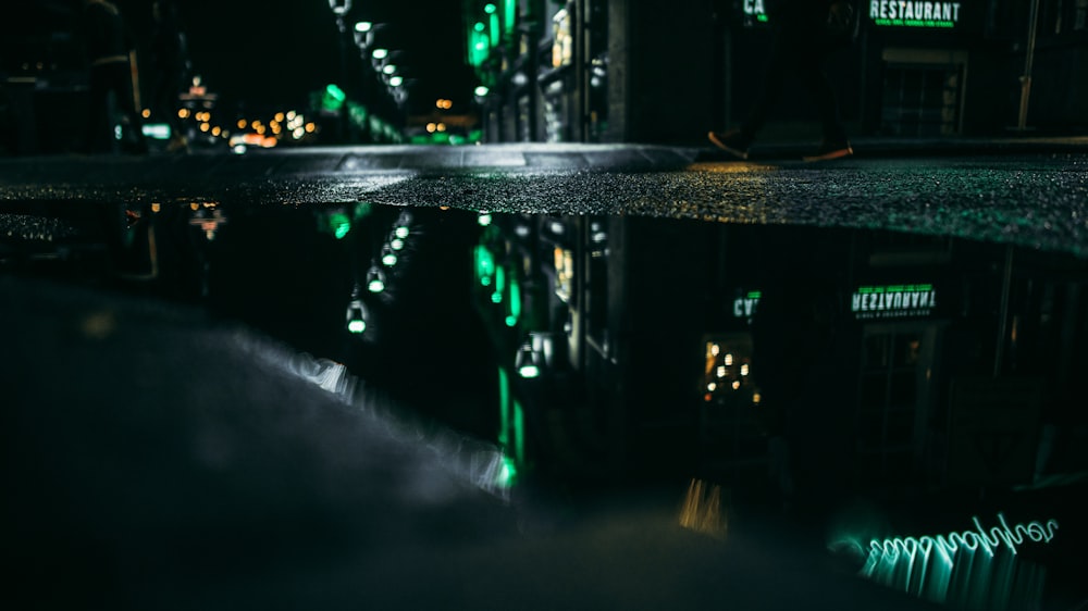 Un reflejo de un edificio en un charco de agua