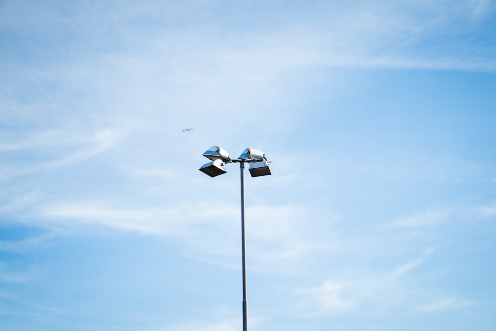 푸른 하늘 아래 포스트 램프의 클로즈업 사진