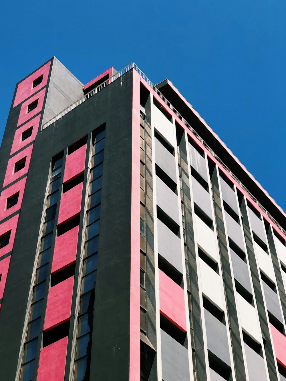 Edifício de concreto preto e rosa