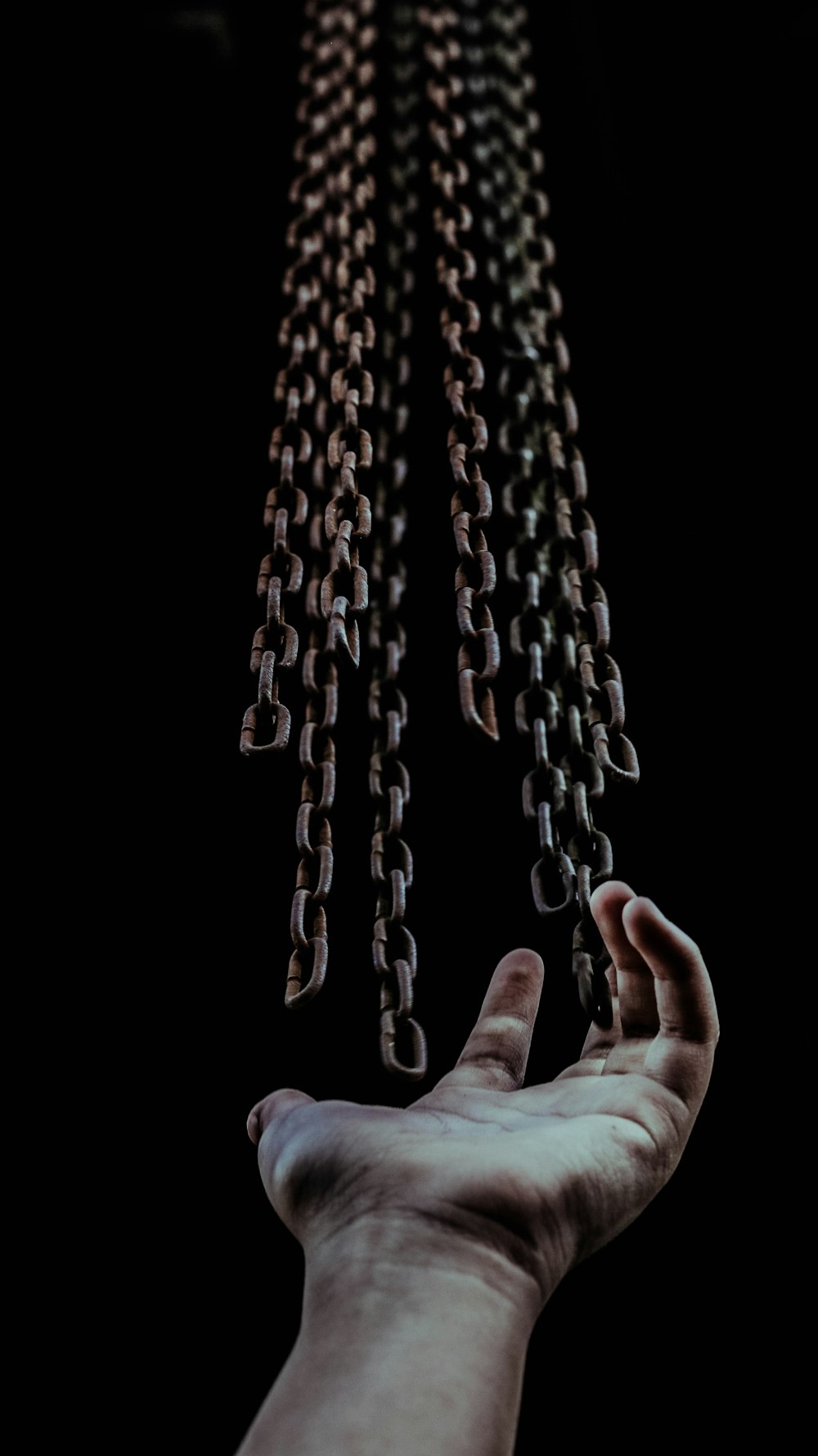la mano del hombre y las cadenas