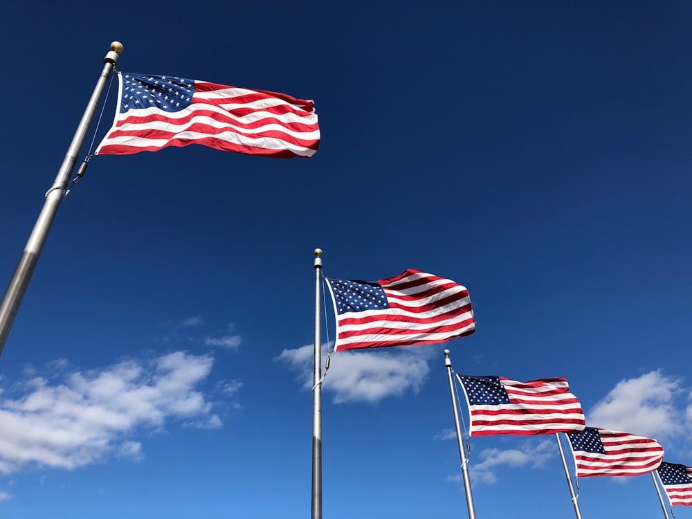 맑은 하늘 아래 미국 국기