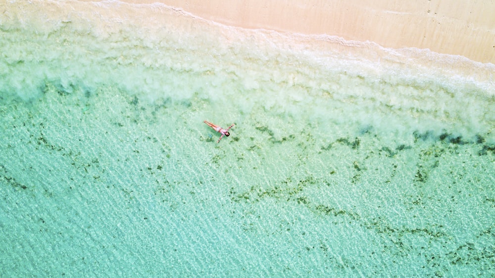 persona flotando en un cuerpo de agua