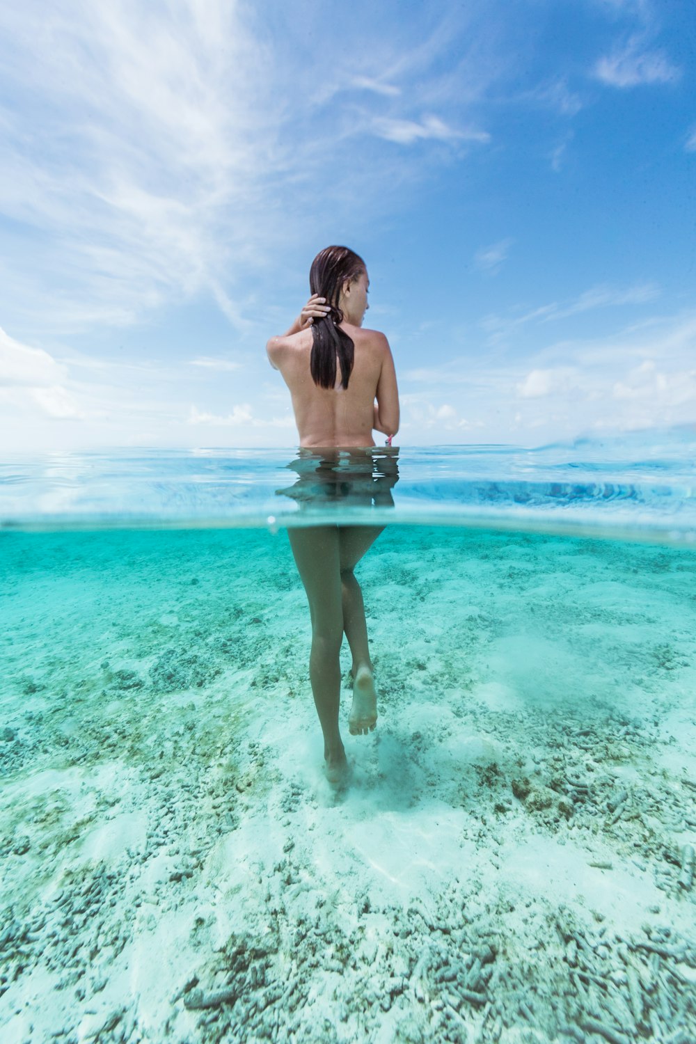 mujer desnuda en el agua durante el día