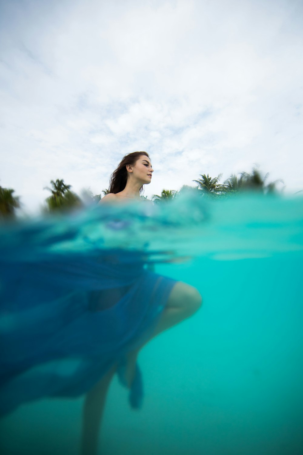 Frau schwimmt auf einem Gewässer