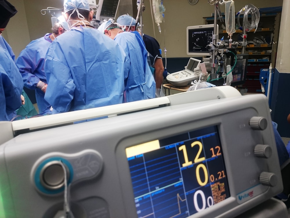 médecins pratiquant une intervention chirurgicale à l’intérieur de la salle d’urgence