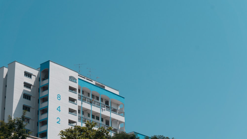 Edifício de concreto branco sob o céu azul durante o dia