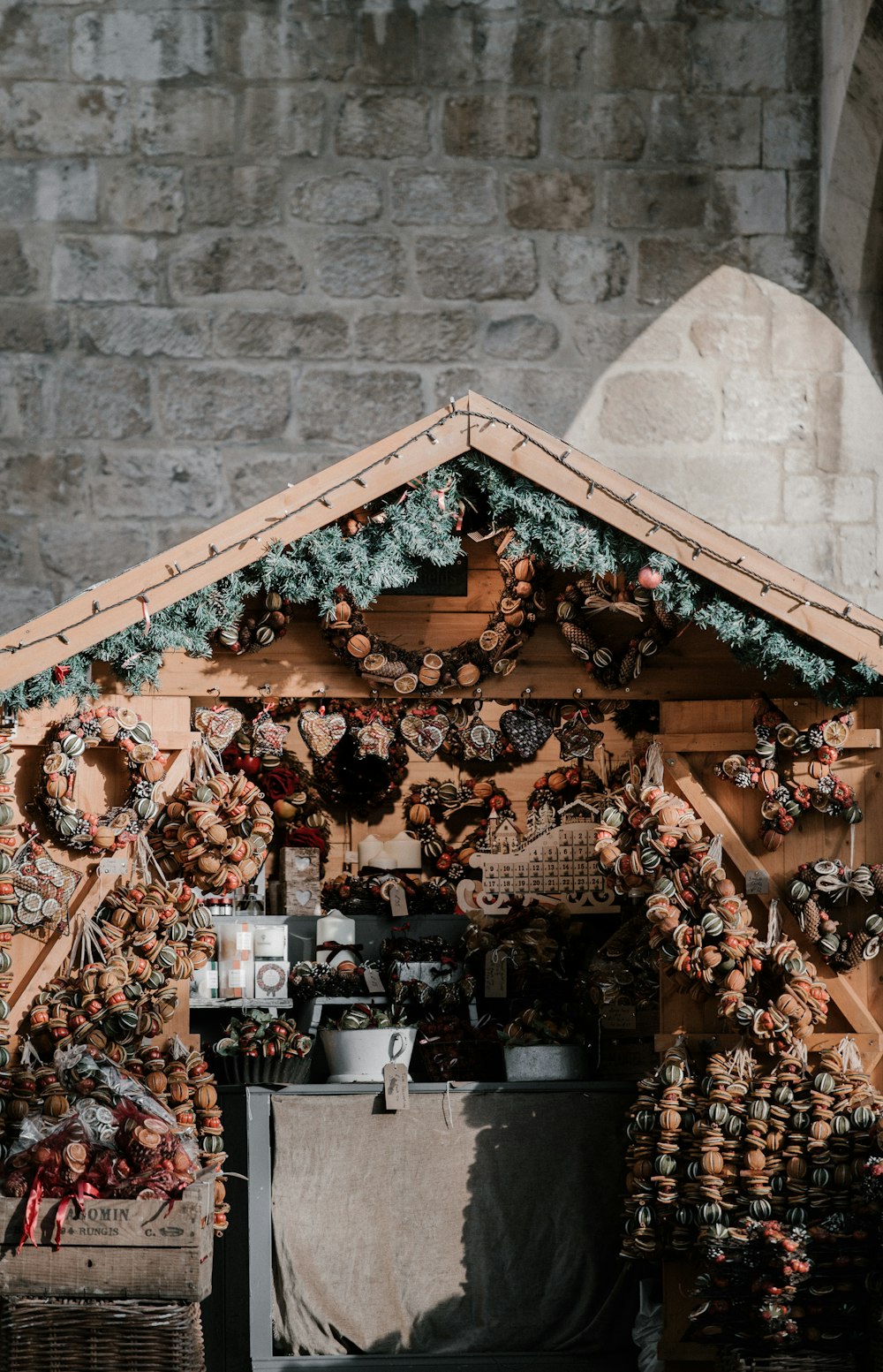 Fotografía de una casa de madera marrón durante el día