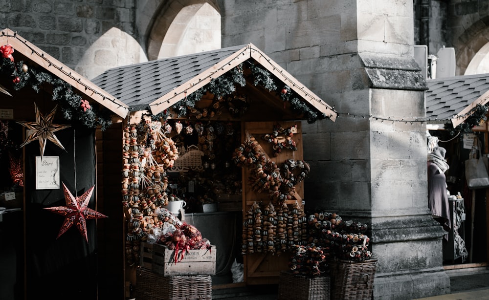 magasin d’accessoires perlés en bois marron