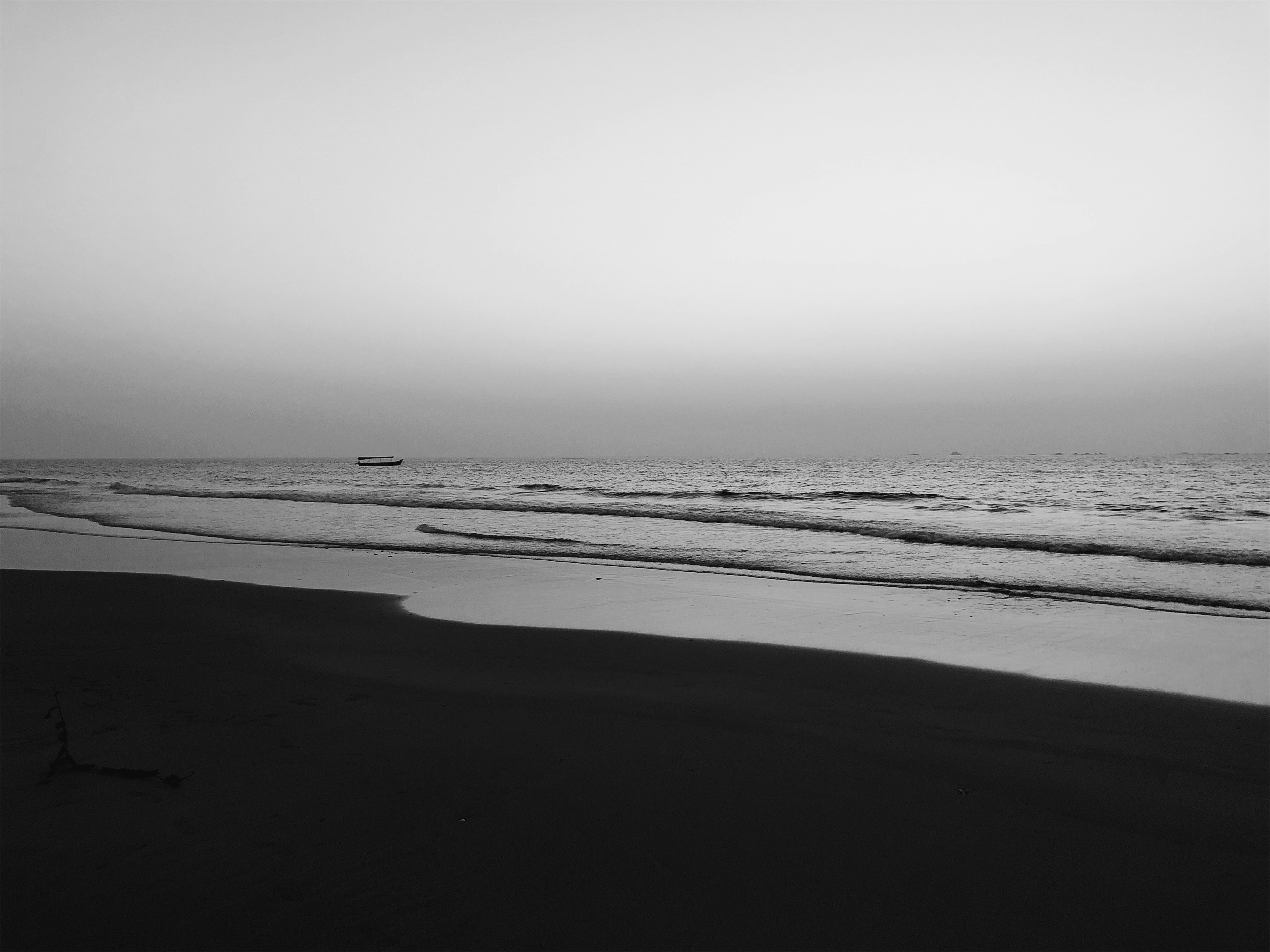 Foto foto de la orilla del mar – Imagen Gris gratis en Unsplash