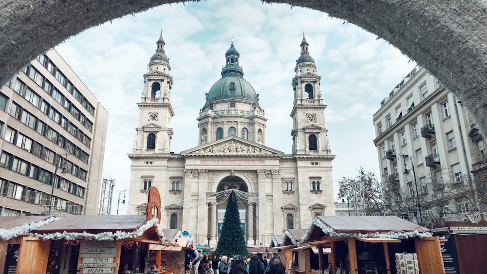 Bodenaufnahme eines weißen Betongebäudes